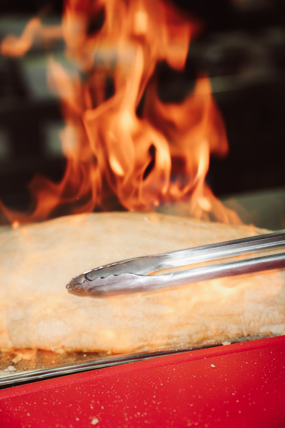 Flambieren am Live-Cooking-Tisch bei Harput Catering in Frankfurt