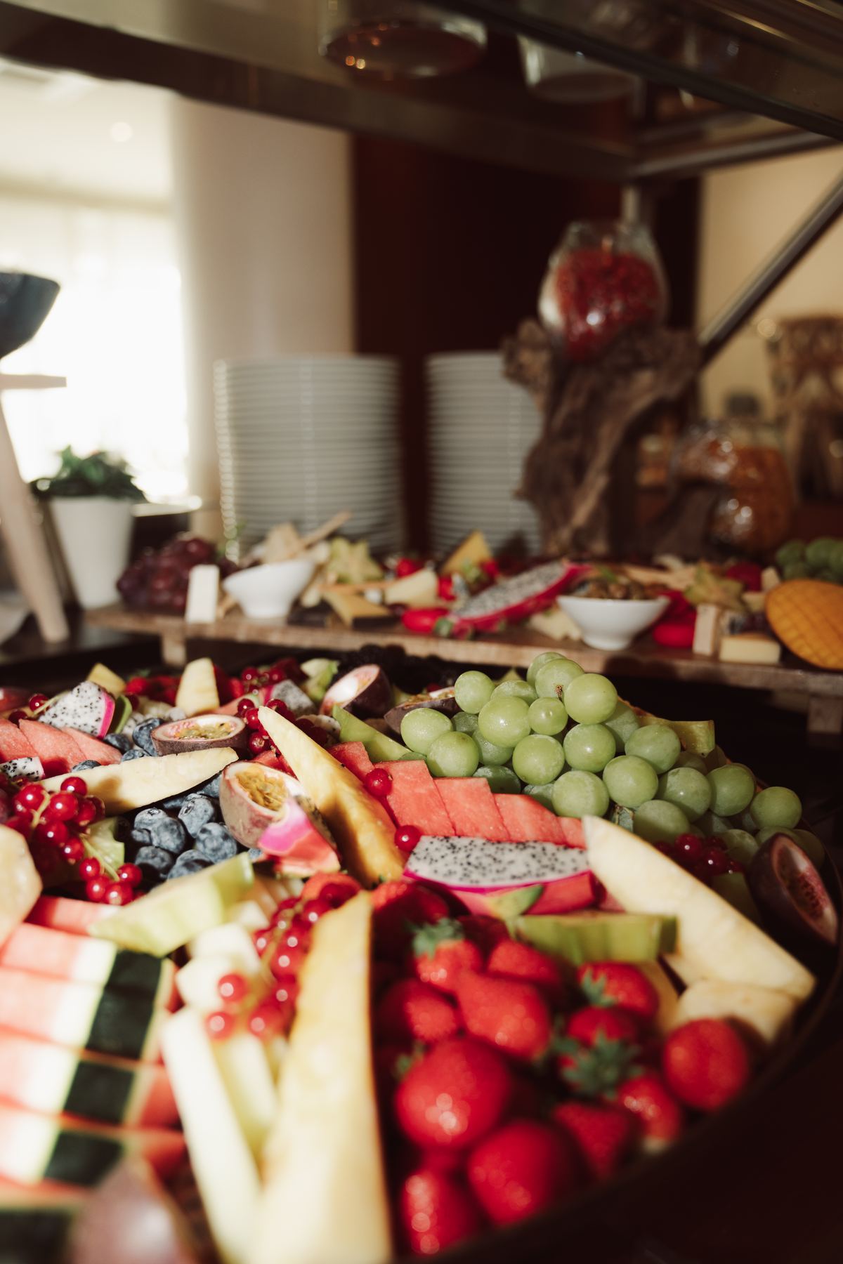 Tafel mit Obst, Käse und Trauben bei einem Catering