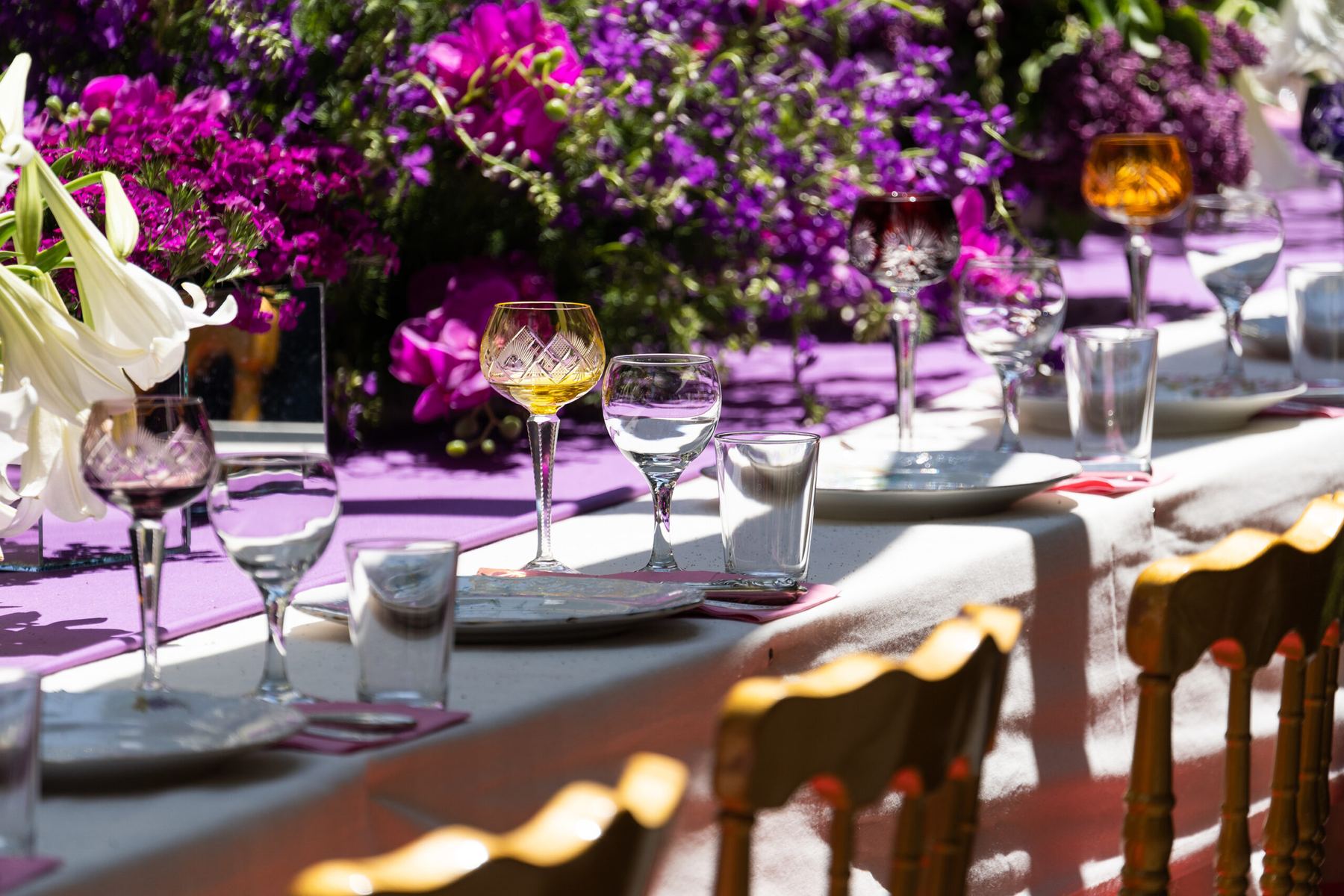 Festliche Tafel mit lila Blumen und Kerzen
